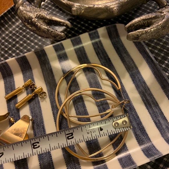 Classic minimalist gold tone vintage earrings set - Picture 5 of 7